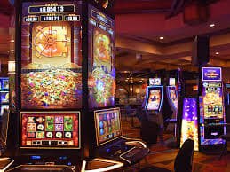 Popular games lobby showing Liga 1 markets and live-dealer tables on gol33 slot